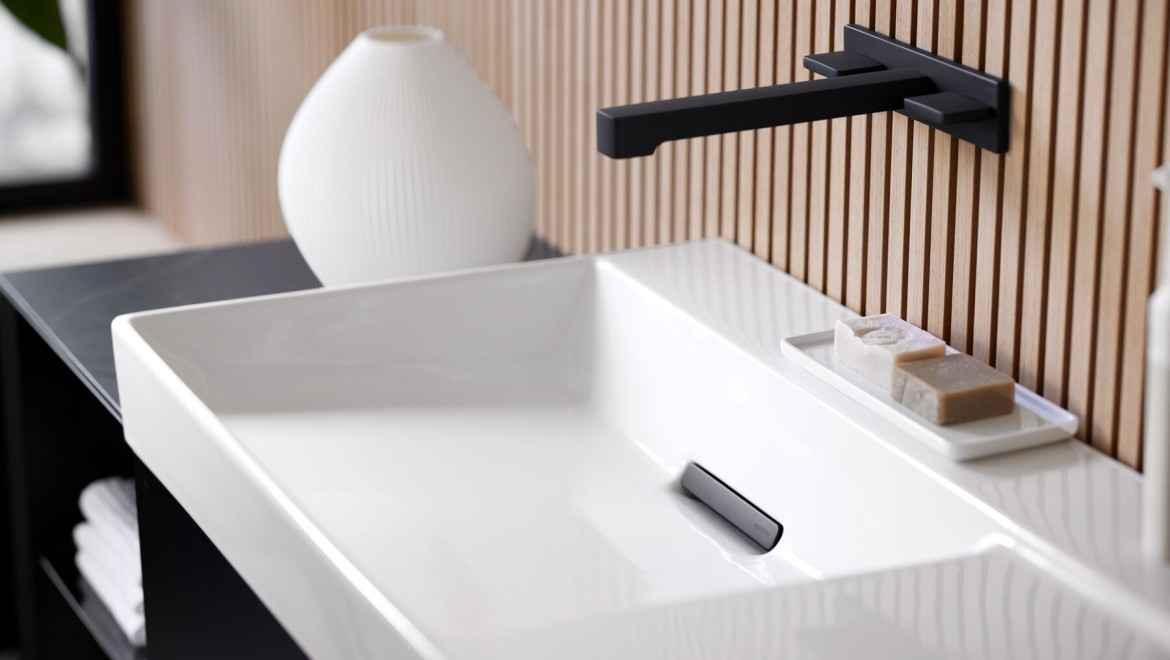 Lavabo con rubinetti, mobili bagno e accessori neri