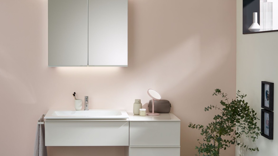 Serie da bagno iCon con contenitore a specchio Option Plus (© Geberit)