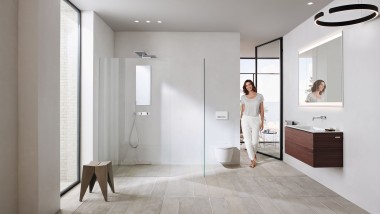 Donna in bagno Geberit (© Geberit)