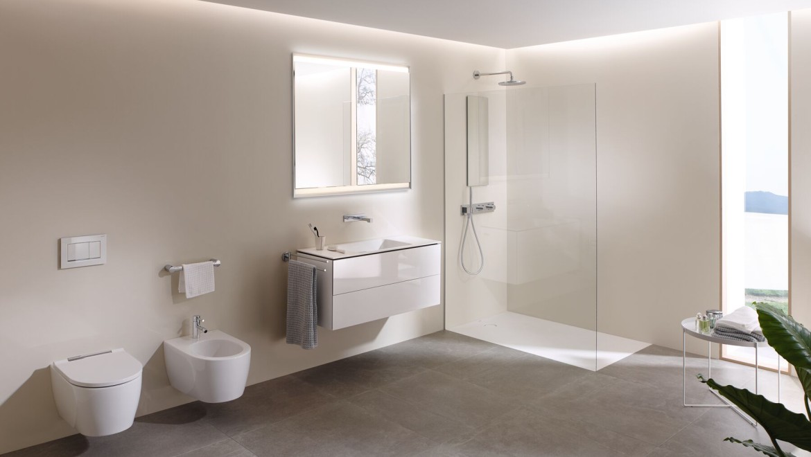 Uno sguardo all'interno di un ampio bagno con vaso bidet AquaClean Mera, mobili e ceramiche (© Geberit)