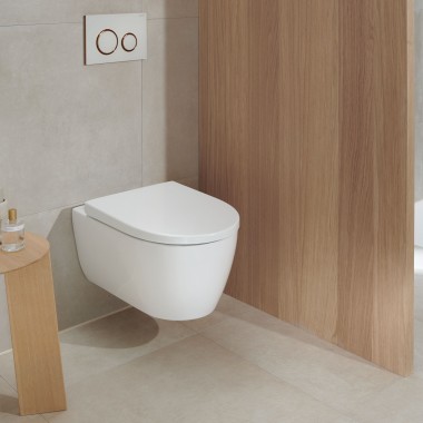 Un WC bianco, abbinato ad elementi in legno, mantiene un aspetto moderno nel tempo (qui: WC Geberit iCon e placca di comando Sigma20).
