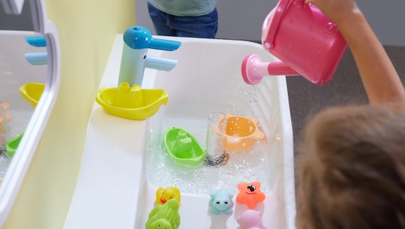 Spazio per il gioco e l’igiene Geberit Bambini con lavabo tappabile