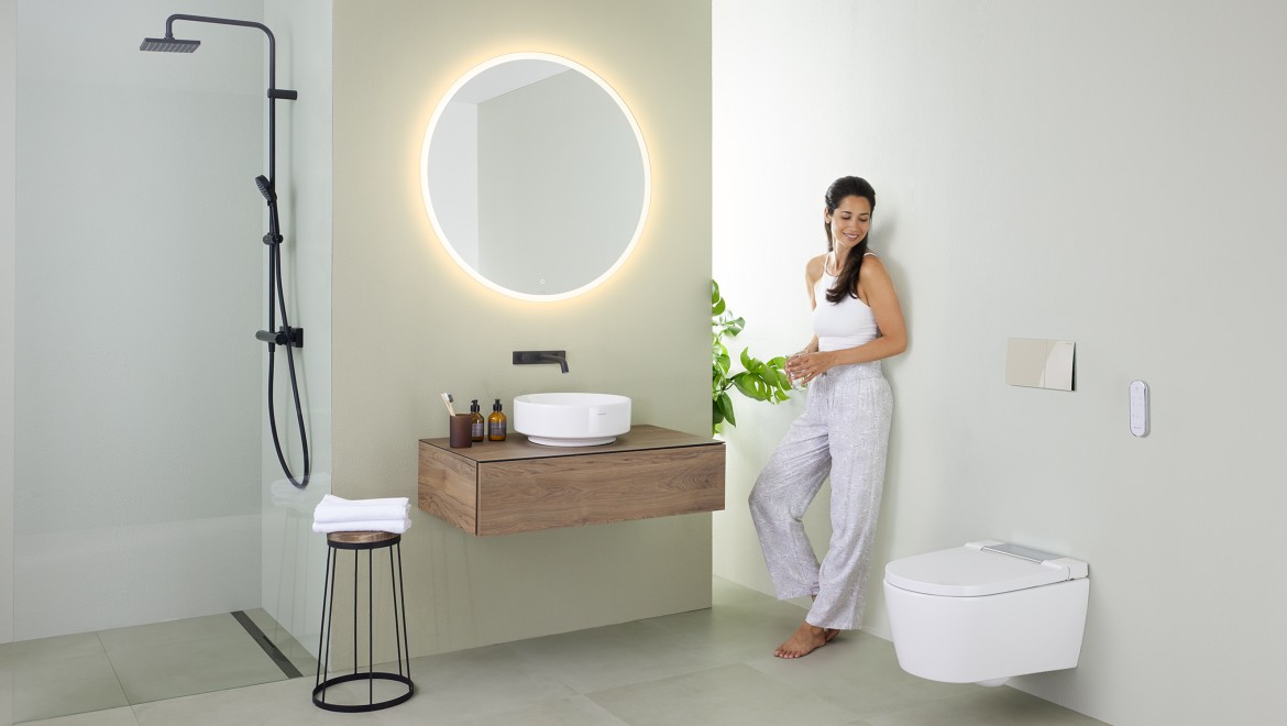 Donna in un bagno minimalista