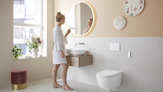 Bagno di tendenza color Peach Fuzz con vaso bidet Geberit AquaClean Alba