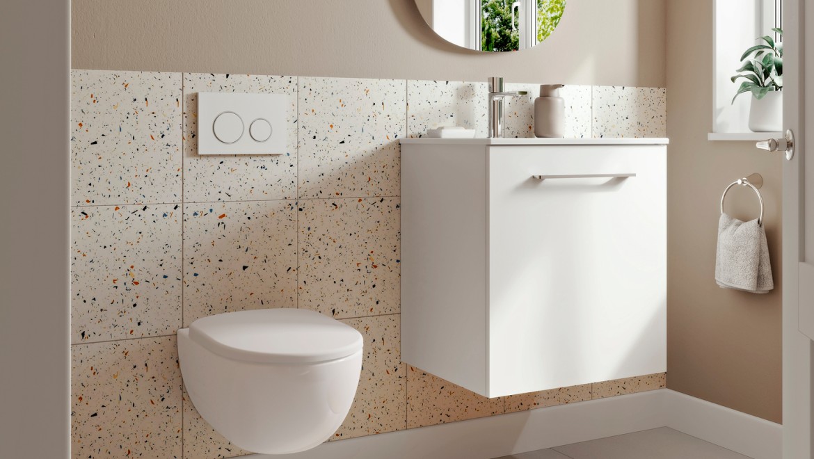 Piccolo bagno della serie Geberit Selnova con vaso WC e lavabo sospeso a parete.