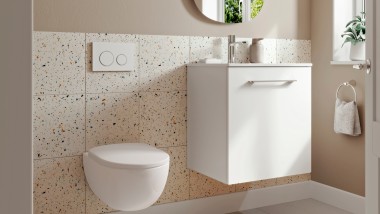 Piccolo bagno della serie Geberit Selnova con vaso WC sospeso a parete e lavabo