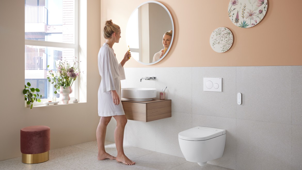 Bagno con colore di tendenza Peach Fuzz e vaso bidet Geberit AquaClean Alba