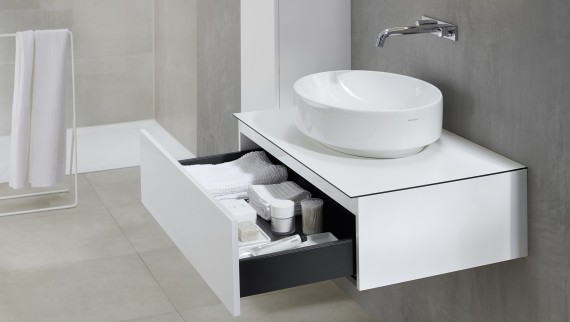 Lavabo da appoggio rotondo Geberit VariForm con mobile lavabo (© Geberit)