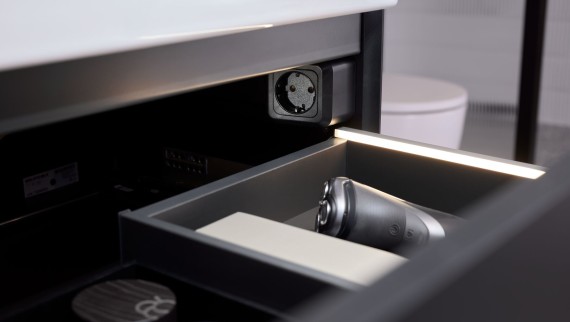 Cassetto Geberit ONE con strisce luminose ed elemento di collegamento alla presa di corrente Cassetto Geberit ONE con strisce luminose ed elemento di collegamento alla presa di corrente