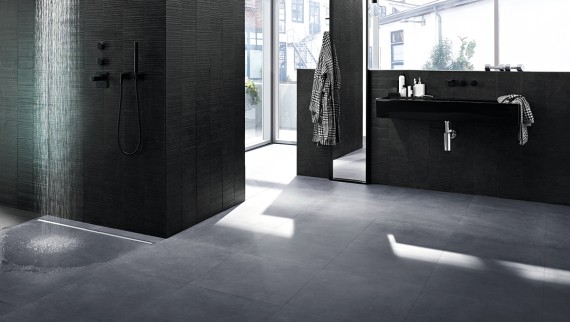 Ambientazione bagno-doccia con canaletta Geberit CleanLine