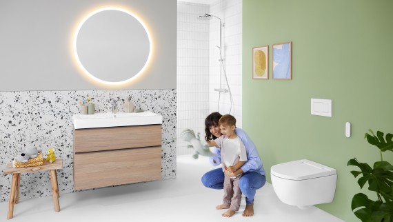 Geberit AquaClean Alba con donna e bambino in bagno