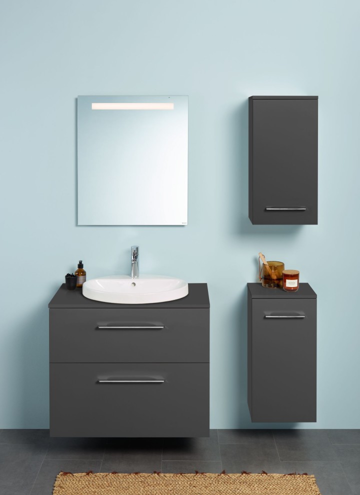 Specchio Option Basic 40 cm abbinato alla serie bagno Selnova (© Geberit)