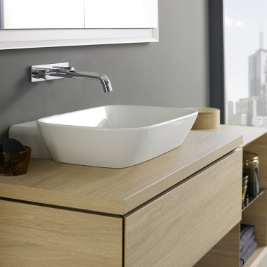 Lavabo da appoggio Geberit ONE e mobile bagno in legno, resistenti all’umidità