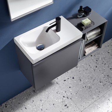 Lavabo piccolo Geberit iCon con rubinetteria laterale in nero opaco