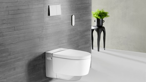 Geberit AquaClean Mera Comfort in cromo con telecomando Sigma70