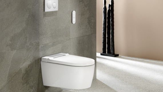 Bagno con Geberit AquaClean Sela in bianco e placca di comando Geberit Sigma20