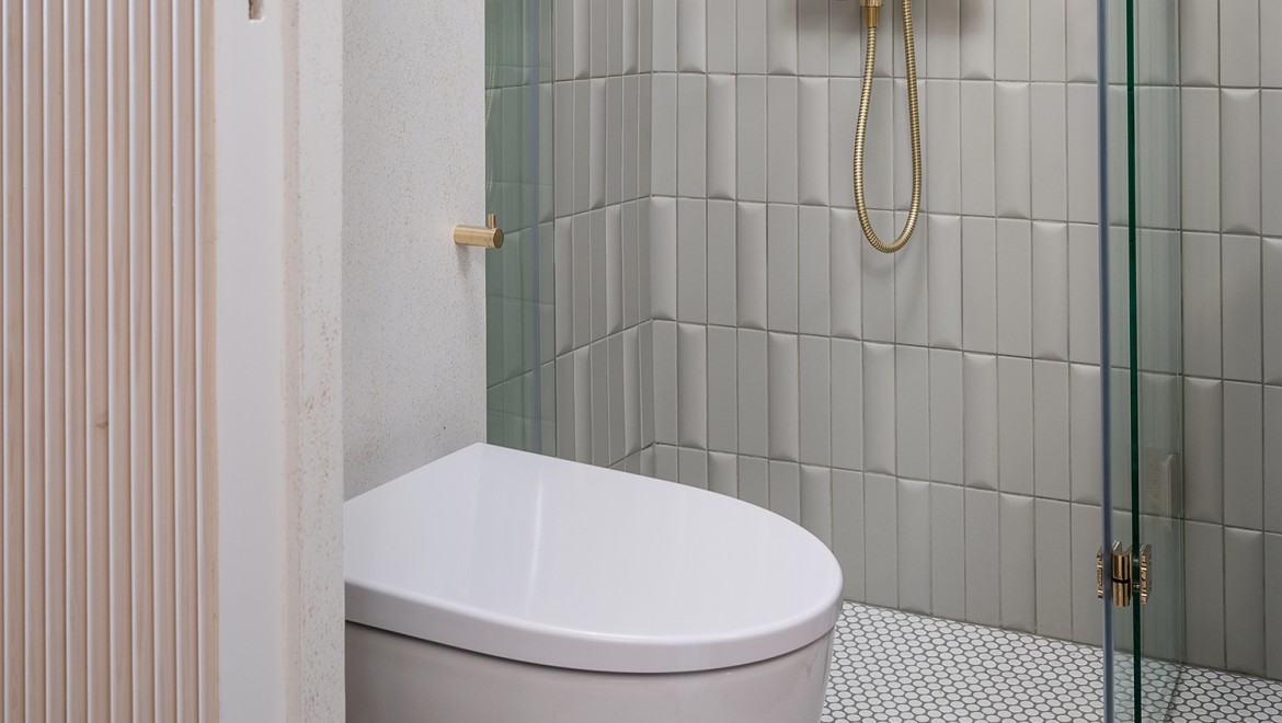 Dopo: immagine del piccolo bagno con vaso WC a parete Geberit iCon (© Meja Hynynen)