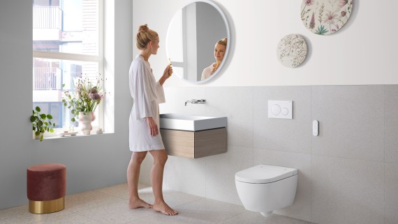 Donna in bagno Geberit (© Geberit)