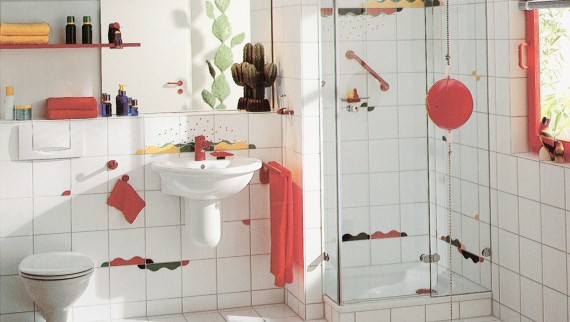 Un bagno con una doccia separata e piastrelle dai colori vivaci, era molto di moda