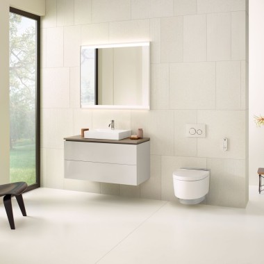 Bagno beige con mobile specchio, mobile sottolavabo, placca di comando e sanitari in ceramica di Geberit