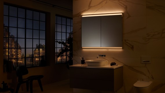 Specchio contenitore Geberit ONE con ComfortLight (© Geberit)