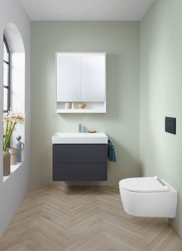 Piccolo bagno della serie Geberit ONE con vaso WC sospeso a parete, specchio contenitore e mobile sottolavabo