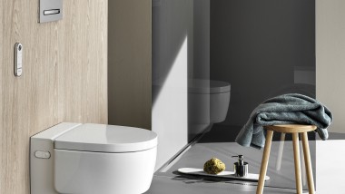 Vaso bidet Geberit AquaClean Mera Comfort con telecomando, placca di comando Sigma50 and Sigma50 (© Geberit)