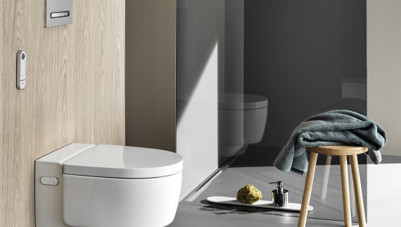 Vaso bidet Geberit AquaClean Mera Comfort con telecomando, placca di comando Sigma50 and Sigma50 (© Geberit) Vaso bidet Geberit AquaClean Mera Comfort con telecomando, placca di comando Sigma50 and Sigma50 (© Geberit)
