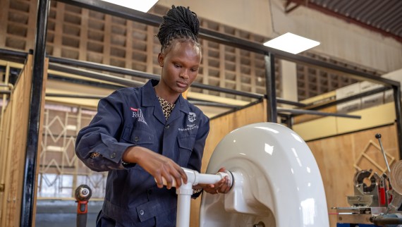 Una dei partecipanti al programma di formazione professionale di Geberit e della Fondazione Hilti in Kenya (© Hilti Foundation) (© Hilti Foundation). Una dei partecipanti al programma di formazione professionale di Geberit e della Fondazione Hilti in Kenya (© Hilti Foundation) (© Hilti Foundation).