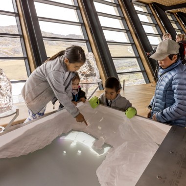 Bambini durante un laboratorio all'Icefjord Centre Ilulissat (© Adam Mørk)