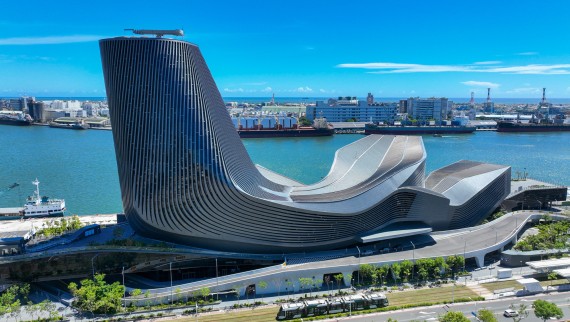 Il terminal portuale si adagia sull'acqua come lo scafo di una nave.