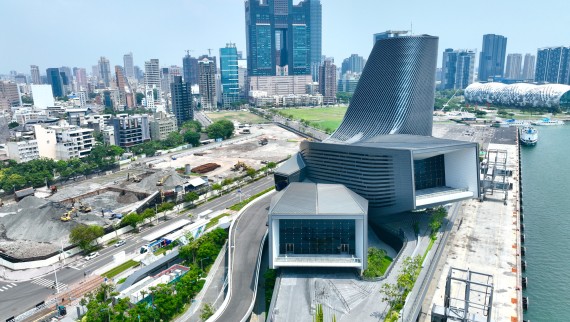 Un ponte invece di una barriera: grazie alla passeggiata lungomare, l'edificio collega il terminal portuale con la città.