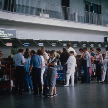 1986: passeggeri in attesa nella zona di transito del Terminal A (© ETH-Bibliothek Zürich)