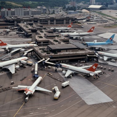 Vista aerea del Terminal B a Zurigo negli anni Ottanta (© Swissair)