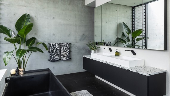 Posto preferito: il bagno. “Dopo una giornata intensa, non c'è niente di meglio che rilassarsi nella vasca."(© Alyne Media) Posto preferito: il bagno. “Dopo una giornata intensa, non c'è niente di meglio che rilassarsi nella vasca."(© Alyne Media)