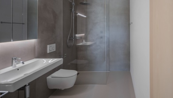I bagni sono arredati con WC e lavabi Geberit. (© Openly / Jens Ellensohn) I bagni sono arredati con WC e lavabi Geberit. (© Openly / Jens Ellensohn)