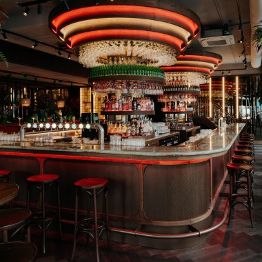 Al piano terra, il leggendario Heineken Hoek Grand Café si presenta con un look tutto nuovo. (© Nina Slagmolen) Al piano terra, il leggendario Heineken Hoek Grand Café si presenta con un look tutto nuovo. (© Nina Slagmolen)