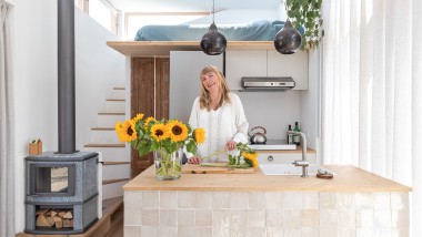 Marjolein Jonker nella sua Tiny House nei Paesi Bassi (© Chiela van Meerwijk)