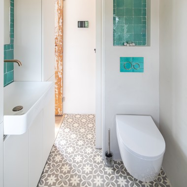 Soluzioni su misura per una piccolo bagno: vaso WC, placca di comando e lavabo da appoggio. Tutto firmato Geberit (© Chiela van Meerwijk)