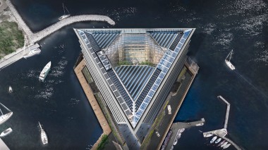 La copertura a pianta triangolare e la cupola in vetro devono resistere a venti e intemperie enfatizzati dalla posizione particolarmente esposta. (©Foster&Partners)