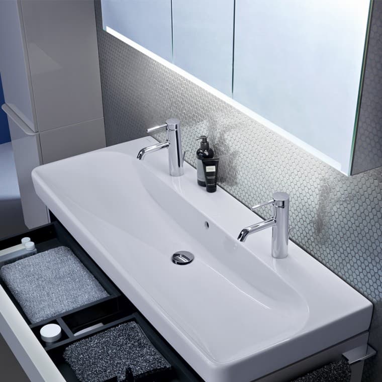 Lavabo e mobile Geberit Smyle abbinato a specchio Geberit Option Lavabo e mobile Geberit Smyle abbinato a specchio Geberit Option