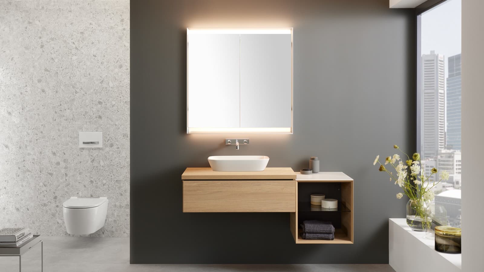 Bagno Geberit ONE con armadietto a specchio (© Geberit) Bagno Geberit ONE con armadietto a specchio (© Geberit)