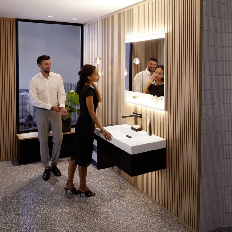 Uomo e donna in un bagno della serie Geberit ONE Uomo e donna in un bagno della serie Geberit ONE