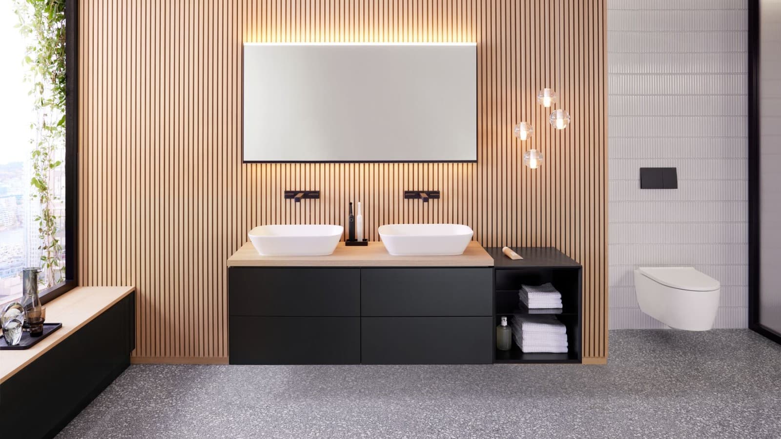 Geberit ONE in abbinamento allo specchio Geberit Option Plus Square da 135 cm in nero opaco. (© Geberit) Geberit ONE in abbinamento allo specchio Geberit Option Plus Square da 135 cm in nero opaco. (© Geberit)