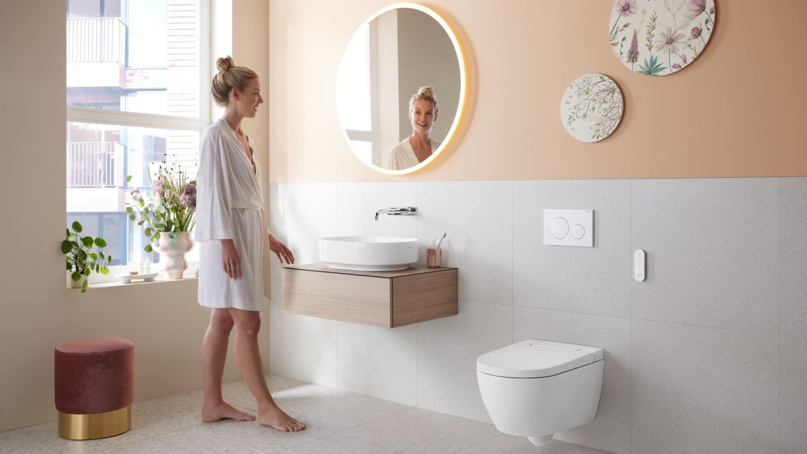 Donna in bagno con un WCdoccetta Geberit AquaClean Alba Donna in bagno con un WCdoccetta Geberit AquaClean Alba
