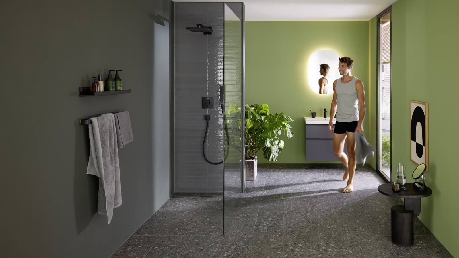 Uomo in un bagno con canaletta doccia Geberit CleanLine30 Uomo in un bagno con canaletta doccia Geberit CleanLine30