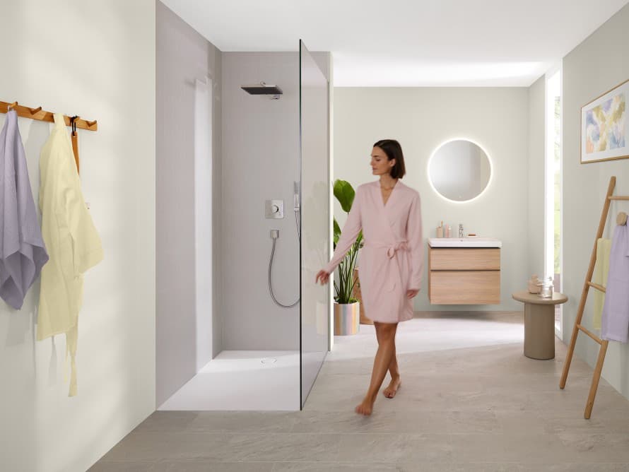 Donna in un bagno bianco e luminoso Donna in un bagno bianco e luminoso