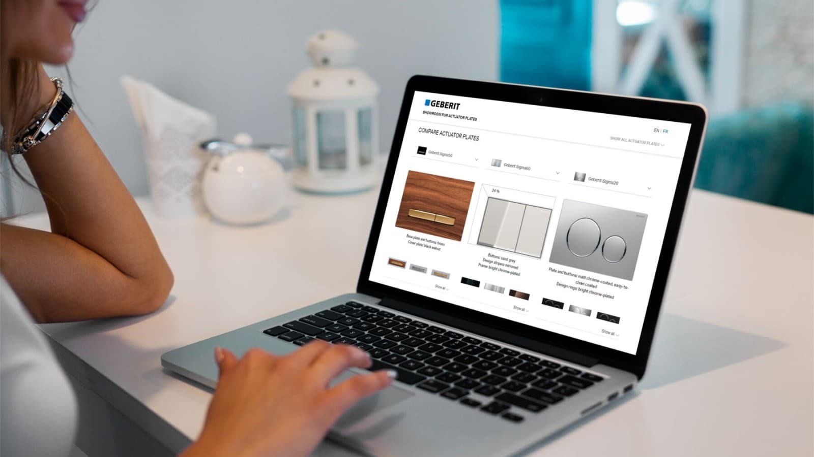 Una donna lancia lo showroom di placche di comando Geberit sul suo computer portatile Una donna lancia lo showroom di placche di comando Geberit sul suo computer portatile