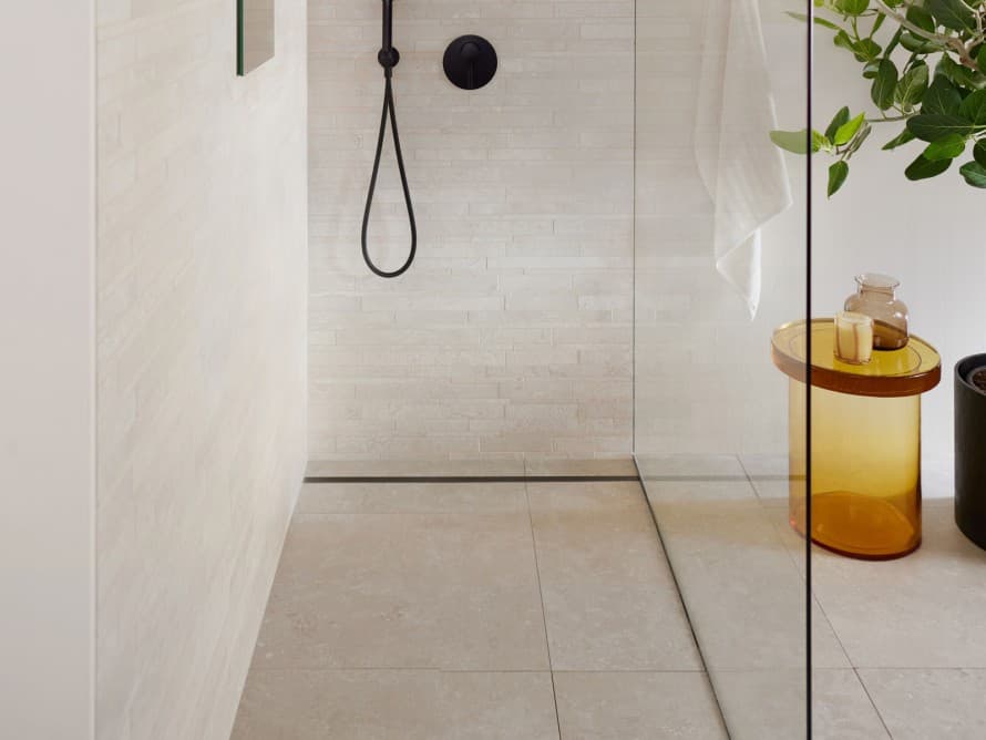 Bagno con una doccia Bagno con una doccia