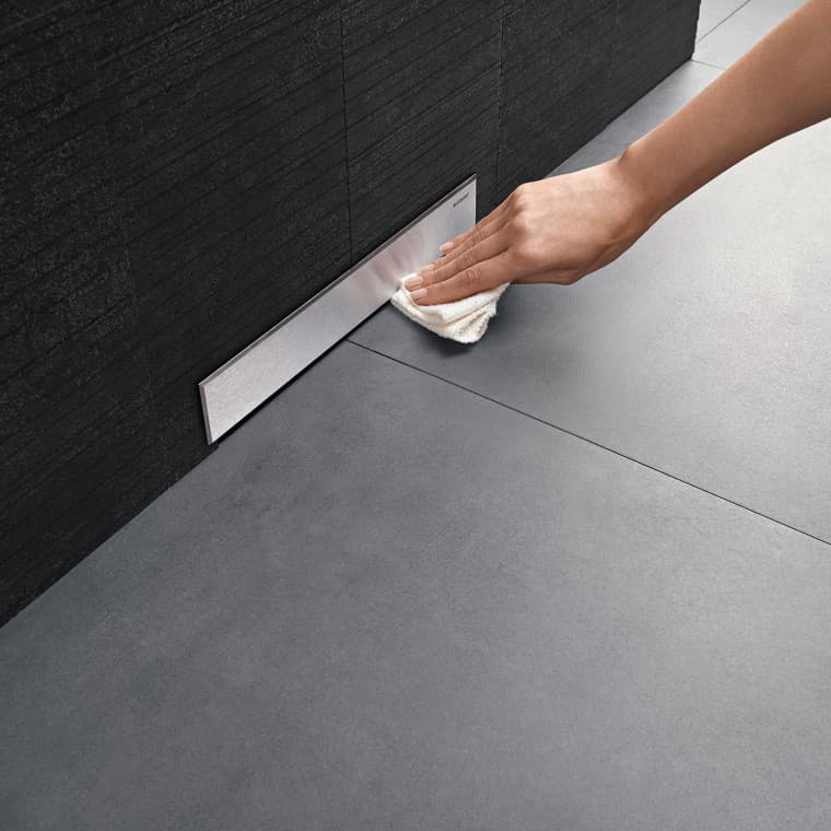 Pulizia della copertura dello scarico a parete Pulizia della copertura dello scarico a parete